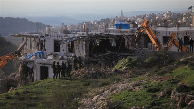 İşgalci İsrail, bir Filistinli'ye ait evi ruhsatsız gerekçesiyle yıktı.