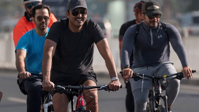 Katar Ulusal Spor Günü'nde bisiklet süren Katar Emiri Şeyh Temim bin Hamed Al Sani, fotoğraflarını Instagram'dan paylaştı.