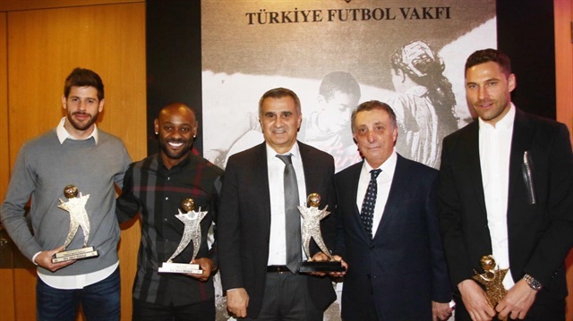 Şenol Güneş ‘en iyi teknik direktör’, Fabricio Ramirez ‘en iyi kaleci’, Dusko Tosic ‘en iyi defans oyuncusu’, Vagner Love ‘en iyi forvet oyuncusu’, ödüllerinin sahibi oldu.