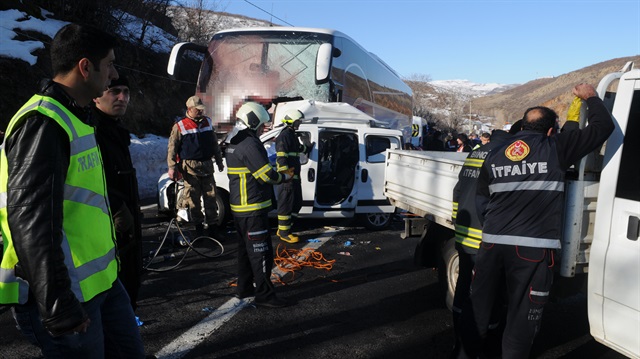 Olay yerine çok sayıda ambulans ve kurtarma ekibi sevk edildi. 