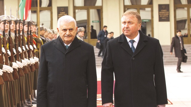 Belarus'a giden Yıldırım, Başbakan Andrey Kobyakov tarafından resmi törenle karşılandı.
