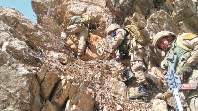 Özel eğitimli askerler, 900 kod numaralı tepeye sızarak burayı ‘tek kurşun atmadan’ ele geçirdi. 