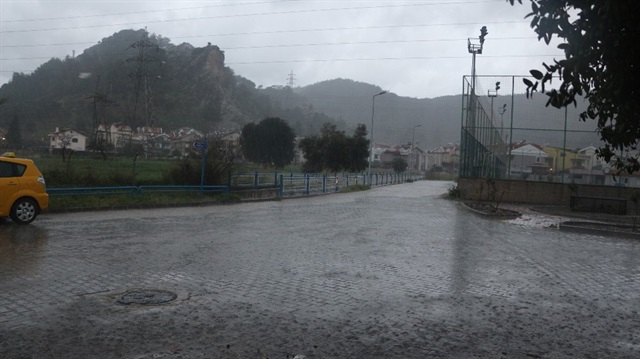 Bodrum'da sağanak yağış yaşamı olumsuz etkiledi.