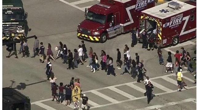 تلميذ أمريكي مفصول يقتحم مدرسته ويقتل 17 شخصاً