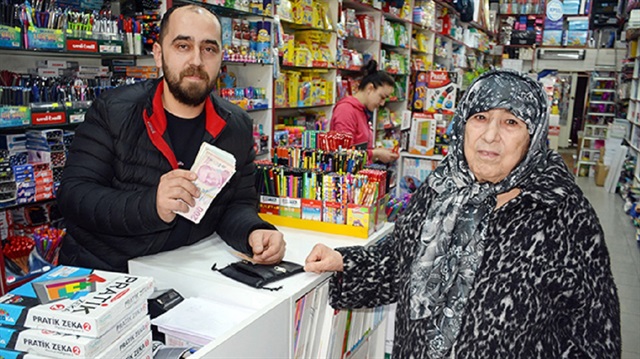 Murat Aslan, 75 yaşındaki Nazife Gün'e parasını teslim etti.  ​