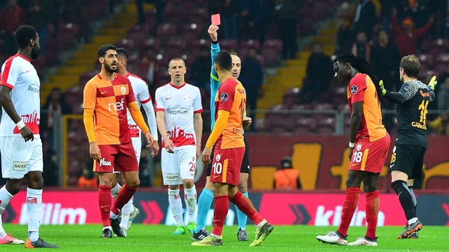 Younes Belhanda, Galatasaray-Antalyaspor maçının son dakikasında oyundan atılmıştı.