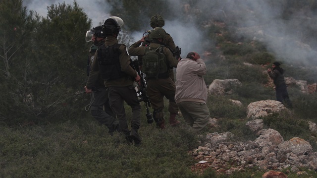 İsrail askerlerinin, Batı Şeria'nın Nablus kentindeki bir araziye zeytin ağacı dikmek isteyen Filistinlilere müdahalesinde yaralananlar olduğu belirtildi. 