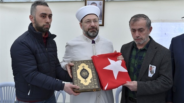  Diyanet İşleri Başkanı Erbaş, şehidin babası Fadil ve abisi Selahattin Pamukçu’ya  bayrak ve Kur'an-ı Kerim hediye etti