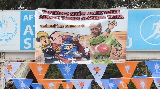 Kongrenin yapılacağı Afyon Atatürk Kapalı Spor Salonu önüne asılan pankart. 