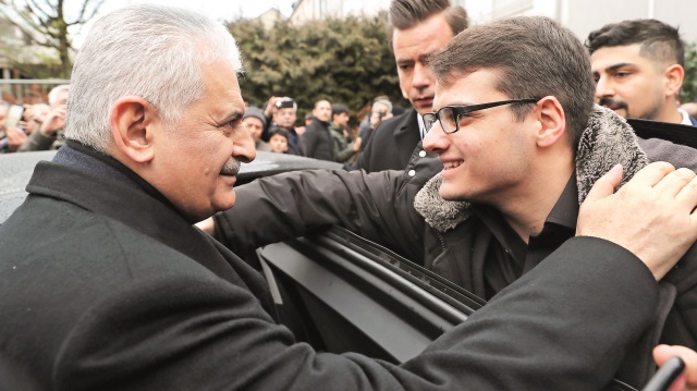 Başbakan Yıldırım, Münih Merkez Camisi'nde kıldığı cuma namazının ardından vatandaşlarla sohbet etti.