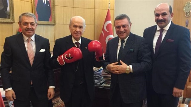 MHP Genel Başkanı Devlet Bahçeli boks eldivenleri giydi. 