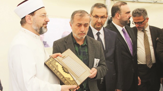 Erbaş, şehit babası Fadil Pamukçu’ya Kur’an-ı Kerim ve Türk bayrağı hediye etti.