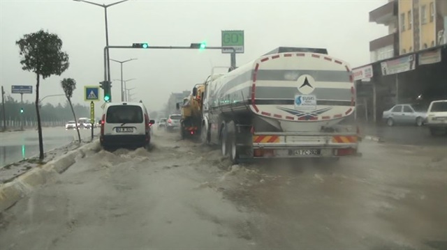 Şanlıurfa’da yoğun yağış sürücülere zor anlar yaşattı