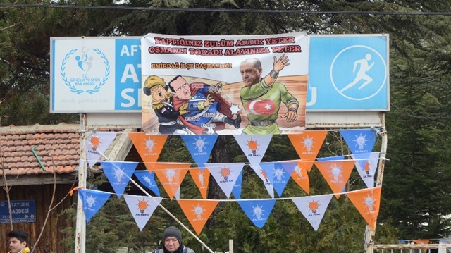 Cumhurbaşkanı Erdoğan'ın ziyareti öncesinde asılan pankart dikkat çekti. 