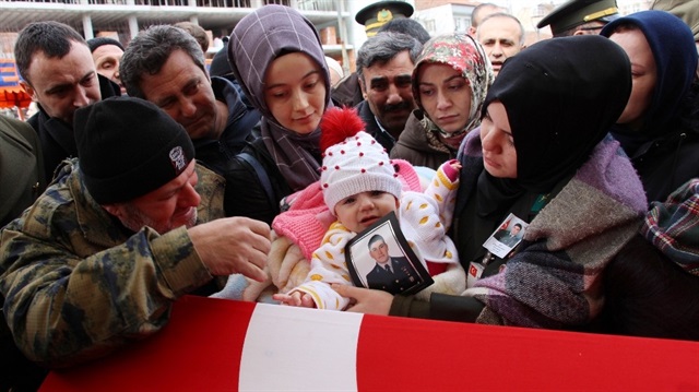 Şehidin 6 aylık kızı babasının tabutunu okşadığı sırada yürekler dağlandı.