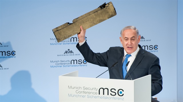 Münih Güvenlik Konferansı’nda konuşan İsrail Başbakanı Binyamin Netanyahu, İran’a ait olduğunu belirttiği insansız hava aracından geriye kalan bir parçayı elinde salladı. (Fotoğraf: Reuters)