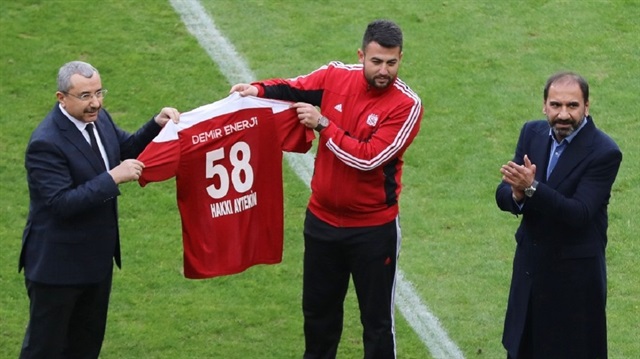 Başkan Erdem, maç öncesi Gazi Aytekin’e isminin yazılı olduğu 58 numaralı Sivasspor forması hediye etti.