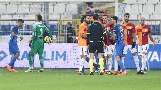 Galatasaray, 1-0 öne geçtiği maçta Kasımpaşa'ya 2-1 mağlup  oldu ve liderliği kaptırdı.