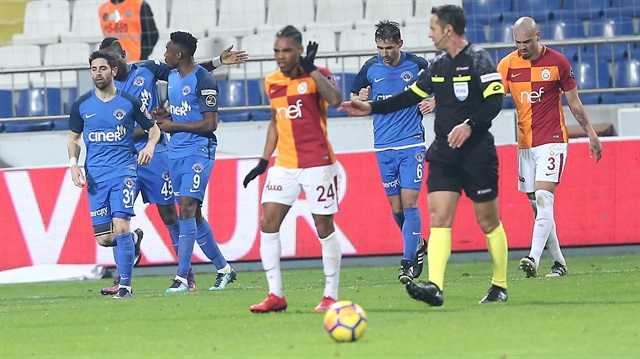 Galatasaray, Kasımpaşa'ya deplasmanda 2-1 mağlup oldu ve liderliği kaptırdı. 