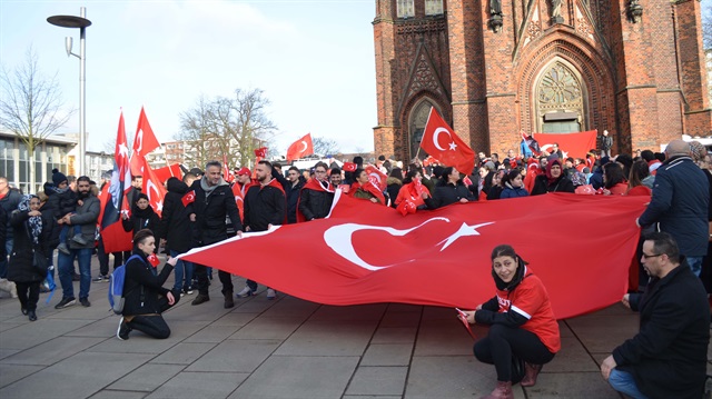 مئات الأتراك ينظمون وقفة بألمانيا دعما لـ"غصن الزيتون"