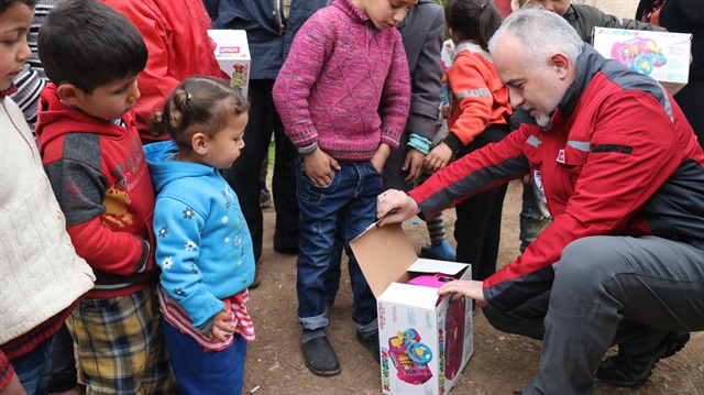 مساعدات إنسانية.. رئيس الهلال الأحمر يزور بنفسه المدنيين بعفرين