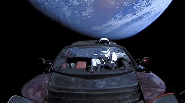 Tesla Roadster, Mars'a doğru yolculuğuna devam ediyor. 