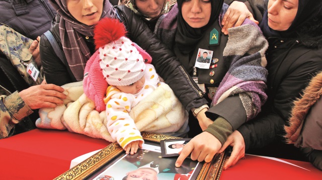 Şehit eşi minik Reyhan’a 'Kızım bak bu senin baban' deyip gözyaşlarına boğuldu.