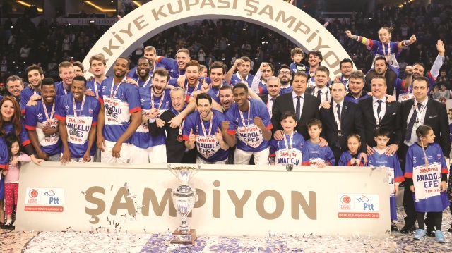 Anadolu Efes'e kupasını TBF Başkanı Hidayet Türkoğlu ve PTT Genel Müdürü Kenan Bozgeyik verdi. 