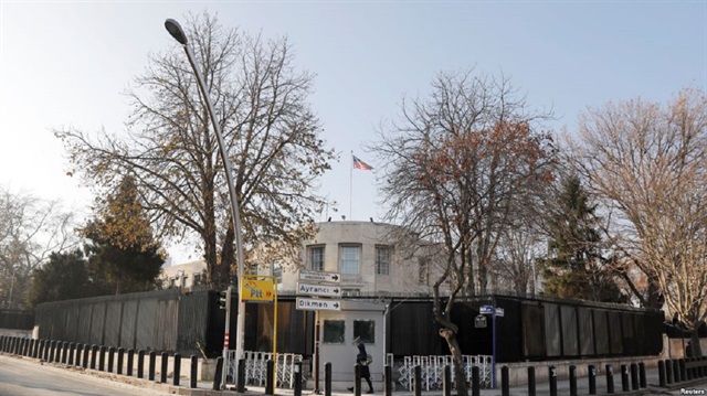بلدية أنقرة تعلق لوحة "غصن الزيتون" في شارع السفارة الأميركية