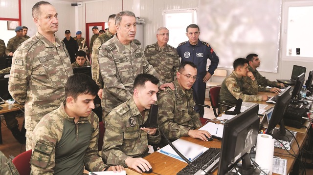 Genelkurmay Başkanı  Akar ve kuvvet  komutanları, Suriye  sınırındaki birlikleri  denetledi