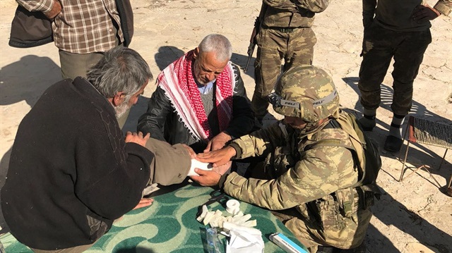 جنود أتراك يقدّمون مساعدات لمدنيين في إحدى قرى "عفرين"