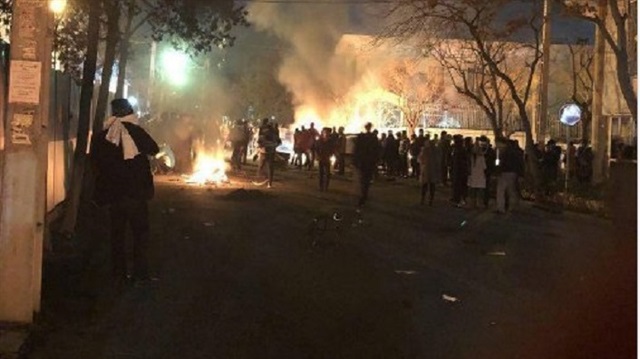 İran'daki çatışmalarda 3 polis hayatını kaybetti