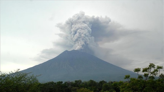 بركان سينابونغ في أندونيسيا ينشط من جديد
