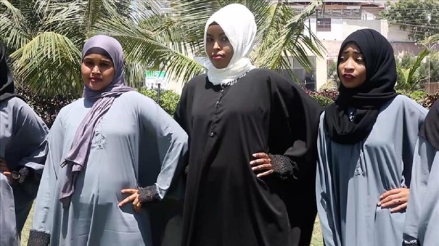 شابة صومالية تتحدى المنتجات المستوردة بأزياء محجبة
