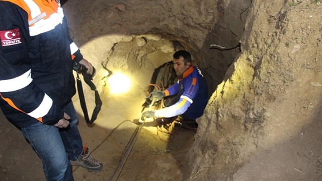 Only one rescuer could slope down the narrow tunnel with an oxygen tube.