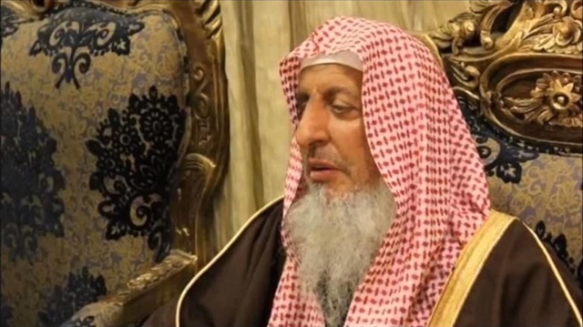 مفتي السعودية يدعو كاتب لـ"التوبة" إثر دعوته لتقليص أعداد المساجد