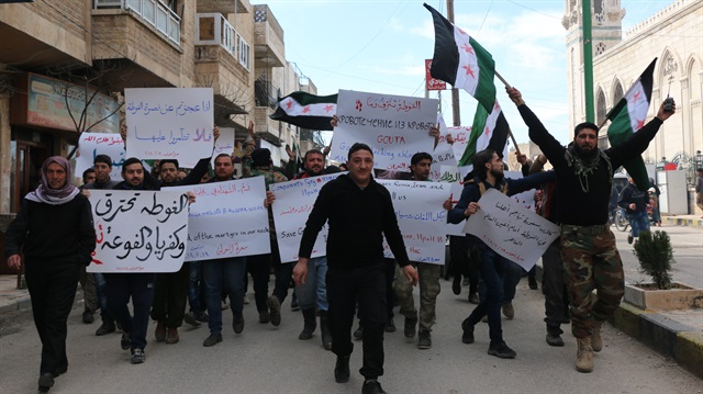 İdlib ili sakinleri, Esed rejiminin Doğu Guta kuşatmasını ve son dönemde artan saldırıları protesto etti
