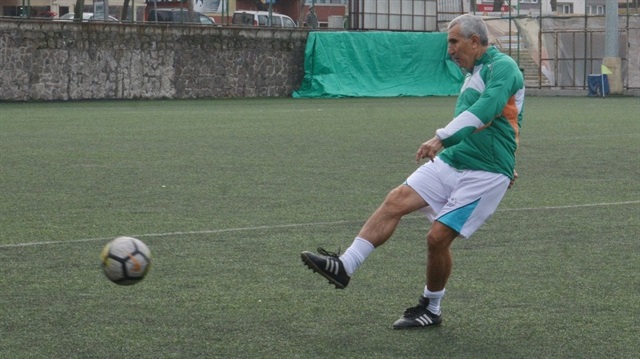 69 yaşındaki Şerif Kunt, Karaçay Gençlik Spor Kulübü’ne transfer oldu.