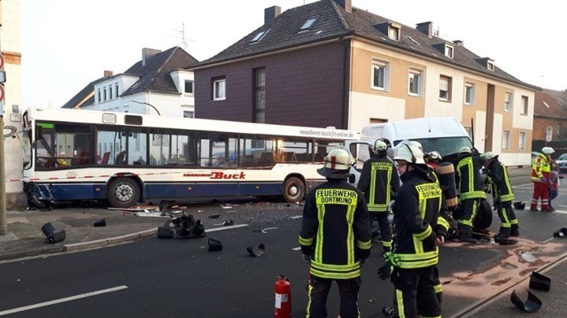 ​Almanya’da okul servisinin duvara çarpması sonucu 19’u öğrenci 22 kişi yaralandı.