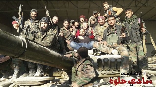 Suriye'de AFP'ye çalışan foto muhabiri George Ourfalian'ın Esed yanlısı teröristlerle fotoğrafları böyle görüntülendi