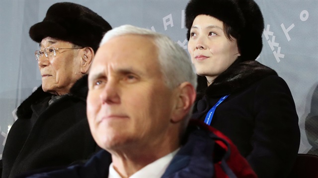 ABD Başkan Yardımcısı Mike Pence ve (arkasında) Kuzey Kore lideri Kim Jong-un kız kardeşi Kim Yo-jong.