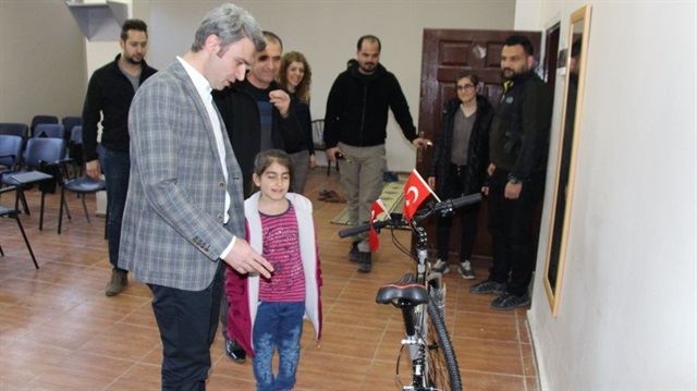 ​Diyarbakır’ın Hani Kaymakamı ve Belediye Başkanı Şaban Arda Yazıcı okulları ziyaret ederek denetimlerde bulunuyor.