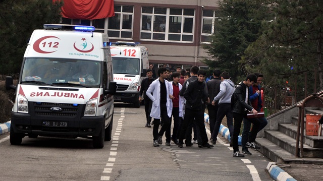 Öğrenciler olay yerine gelen ambulanslarla hastaneye kaldırıldı.