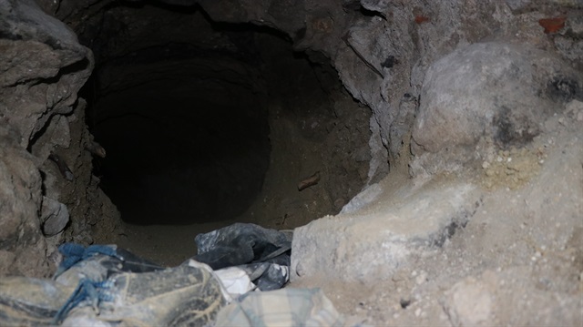 Boş binanın altında yaklaşık 1 metre yüksekliğinde ve 20 metre uzunluğunda tünel bulundu.