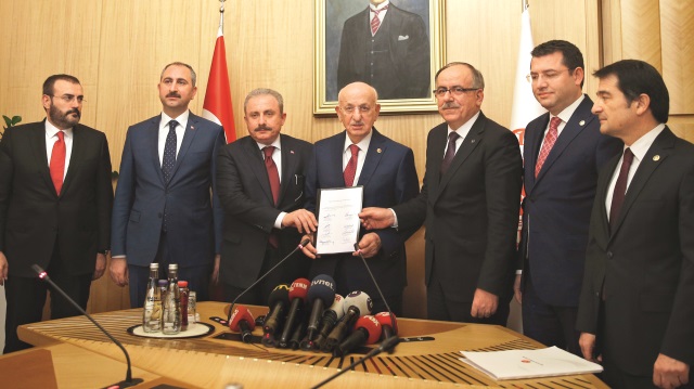 AK Parti ve MHP, partilerin seçim ittifakı yapabilmesine imkan tanıyan ortak kanun teklifini TBMM Başkanı İsmail Kahraman'a sundu.