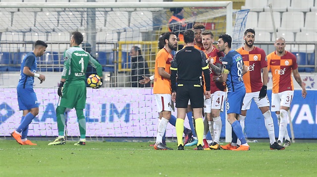 Galatasaray, Kasımpaşa'ya 2-1 yenilerek zirveyi Başakşehir'e kaptırmıştı.