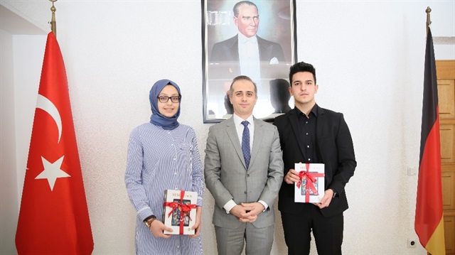 Almanya’daki okullarından yüksek derece ile mezun olan Türk gençleri