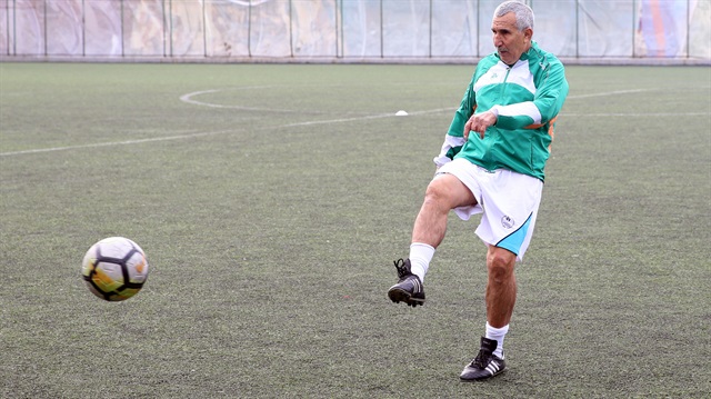 مثال تحدّي للشباب.. عجوز تركيّ (69 عامًا) يواصل لعب كرة القدم