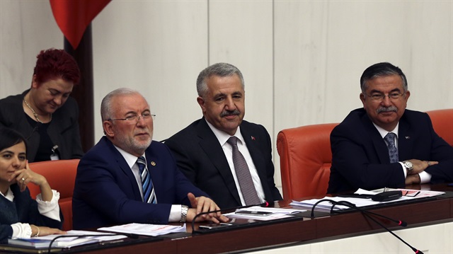 Ulaştırma, Denizcilik ve Haberleşme Bakanı Ahmet Arslan (ortada)