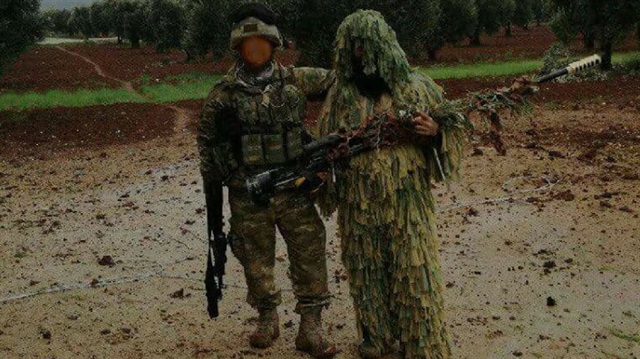 PKK'dan ele  geçirilen silah keskin nişancı bir ÖSO mensubuna zimmetlendi. 